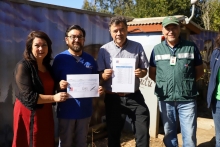 Ministro Valenzuela visita centro de rescate de animales afectados por incendios forestales y entrega recursos para compra de equipos