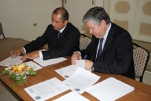 Reperesentante de Senasa junto a jefe de la División de Protección Agrícola y Forestal, Octavio Herrera, firman acuerdo técnico.
